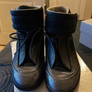 BLACK SHIMMERY MAIAON MARGIELA HIGH TOP SNEAKERS